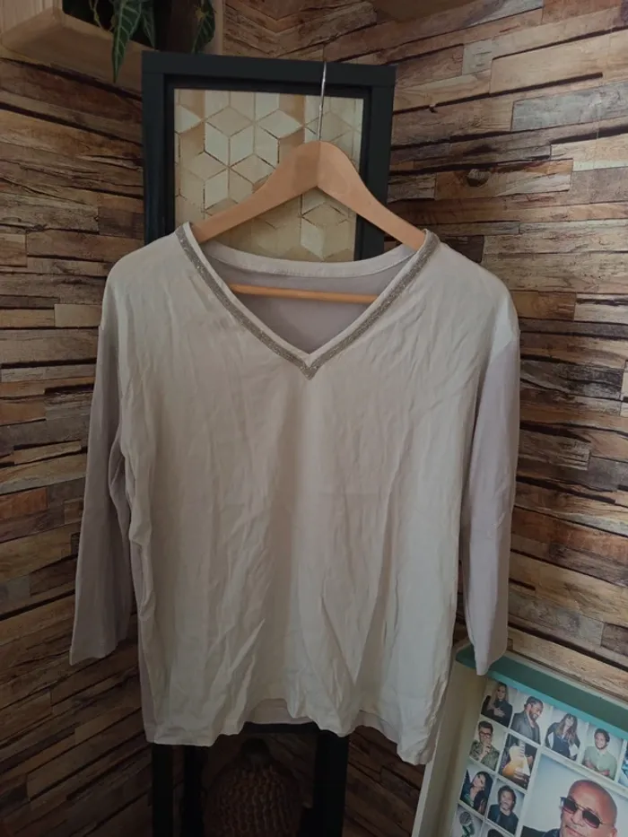 Blouse blanc et beige paillettes au col