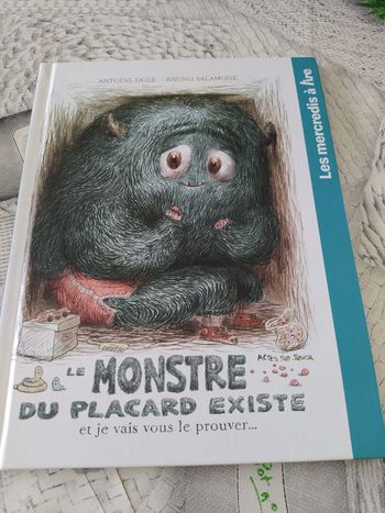 Livre montre du placard