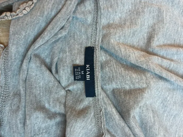 T-shirt gris dos nu - photo numéro 3