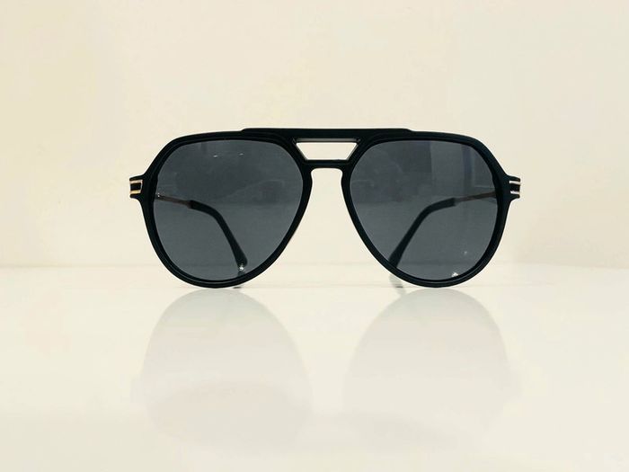Lunette de soleil mixte noire bras dorés uvprotection catégorie 3 - photo numéro 2