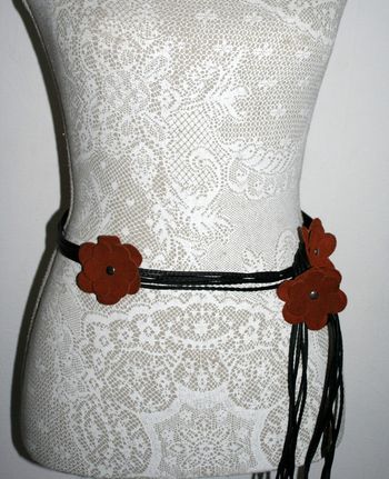 Ceinture fils et fleurs simili daim 140cm