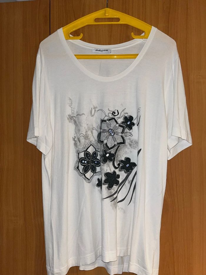 Tee shirt blanc manches courtes à motif 44