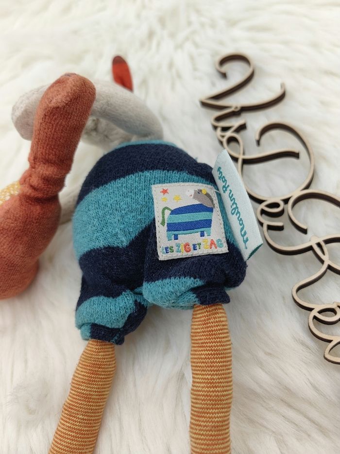 Mini doudou peluche hochet Zadig
Cheval Moulin roty Les Zig et Zag guitare - photo numéro 6