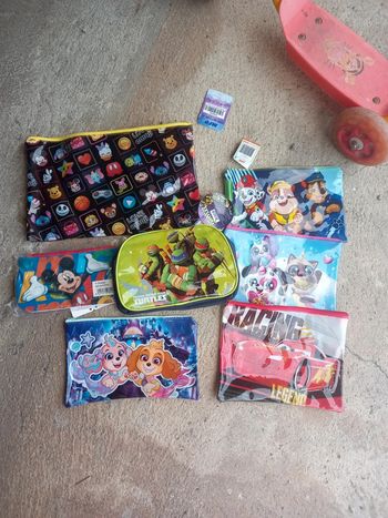 Lot 7 pochettes trousses divers dessins animés neuves