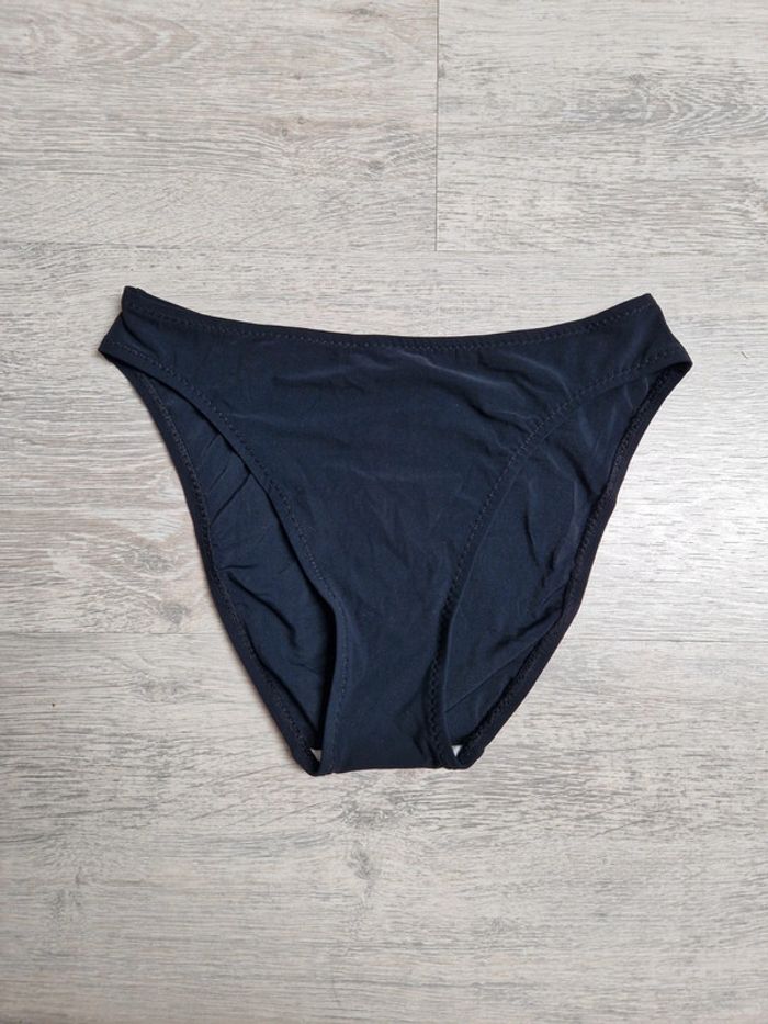 Bas de maillot de bain noir pain de sucre indiqué taille 38 mais convient à un 36 ou 34