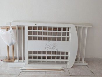 Lit bébé en bois de bonne qualité hauteur du lit réglable et très pratique.