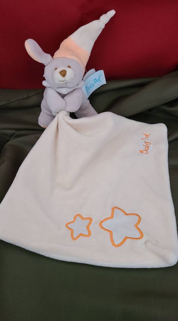 Doudou CHIEN gris mouchoir orange - BaBY NaT - Etoiles brodées - 15 cm - LUMINESCENT - photo numéro 3