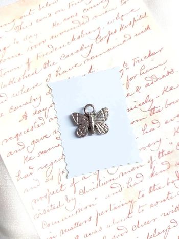 magnifique pendentif petit papillon couleur argent