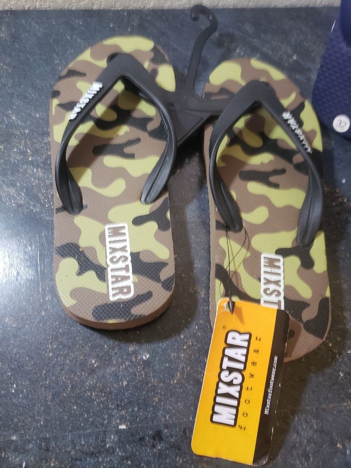 Deux paires de tongs garçons - photo numéro 2