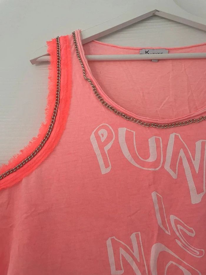 Haut débardeur rose fluo style punk avec chaîne et écritures bretelles larges col rond - photo numéro 2