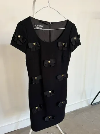 Robe noire Moschino