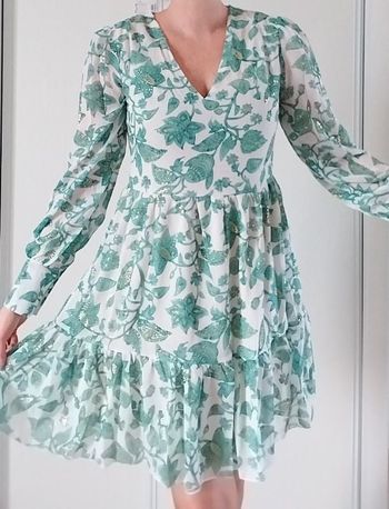 Belle robe feuillage verte et dorée