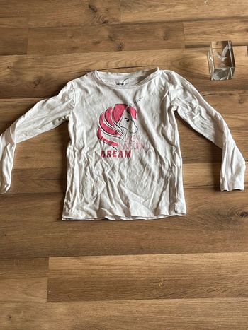 Je vend un haut manche longues fille 4 ans très bon état