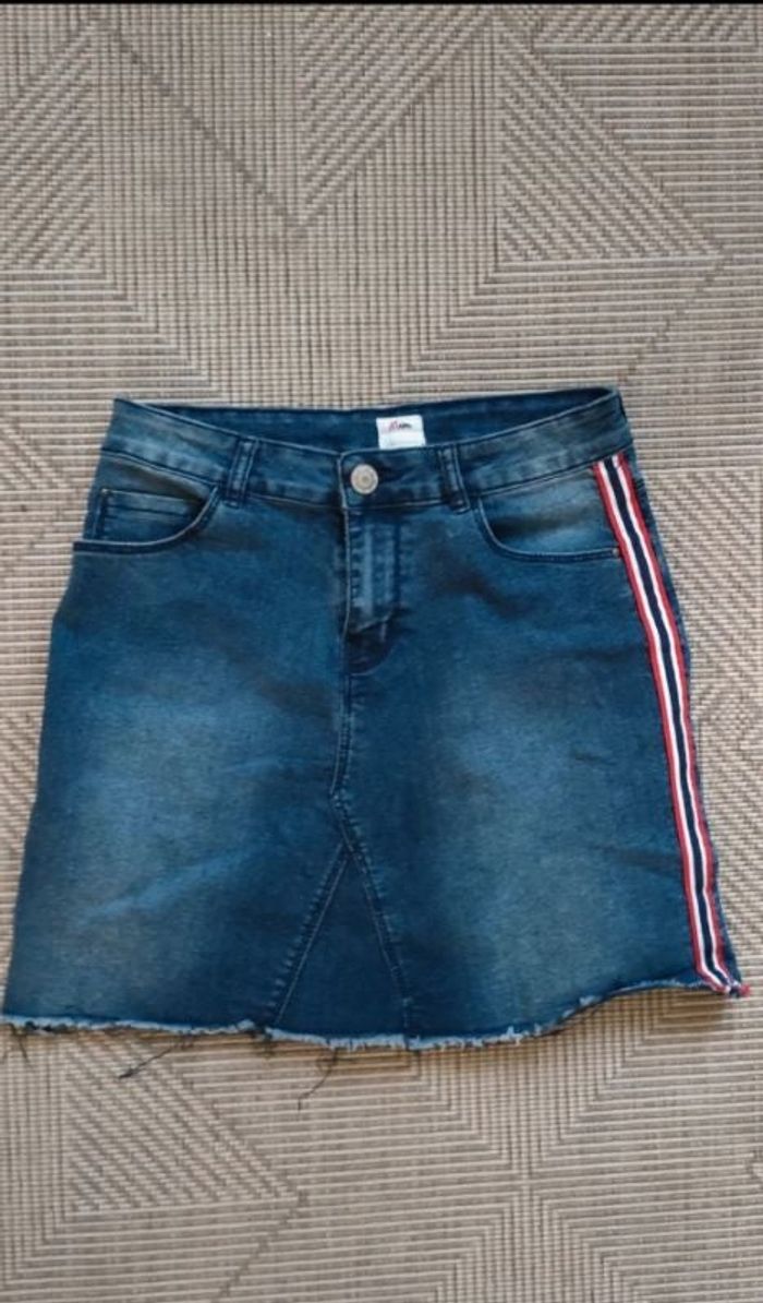Jupe en jean avec bande coloré sur le côté