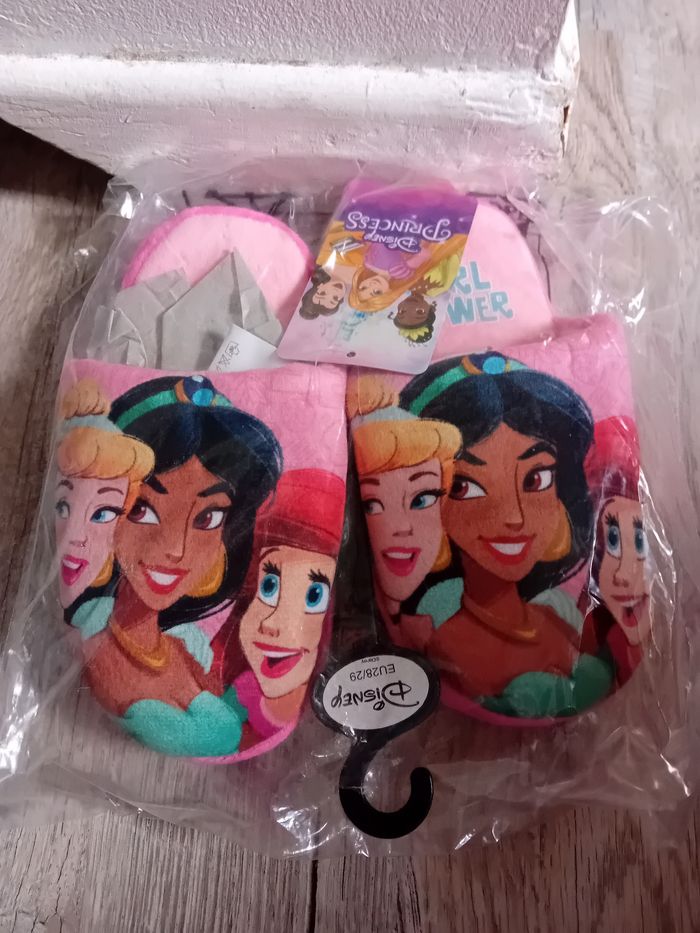 Chaussons Princesses Disney 
Pointure : 28/29