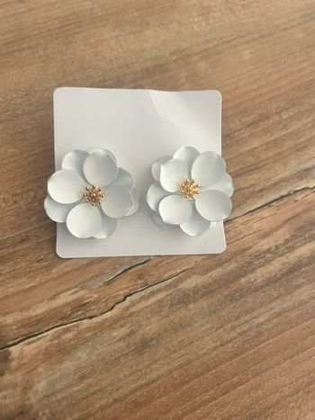 Boucles d’oreilles fleurs blanche neuve  Diamètre environ 4cm