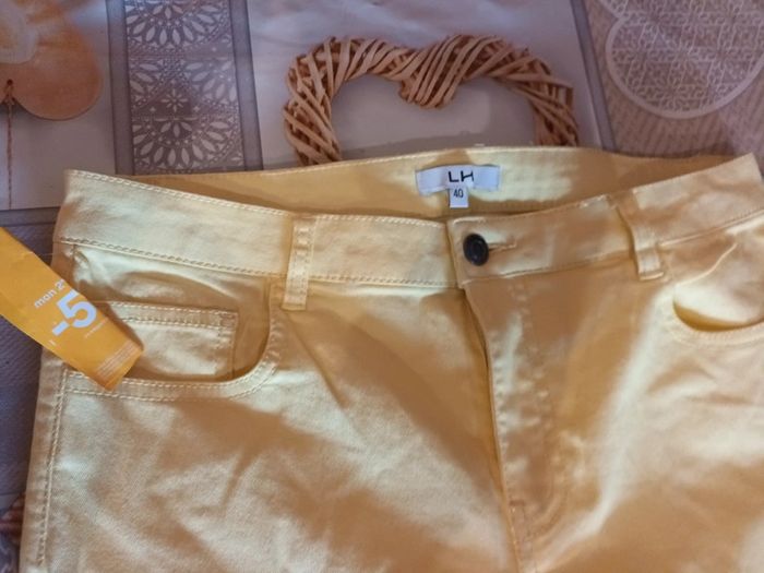 Jolie pantalon jaune - photo numéro 2