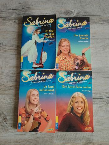 Lot de 4 livres "Sabrina l'apprentie sorcière"