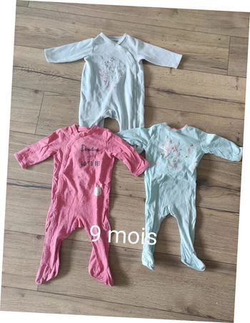 Lot 2 pyjamas coton et 1 pyjama velours fille 9 mois