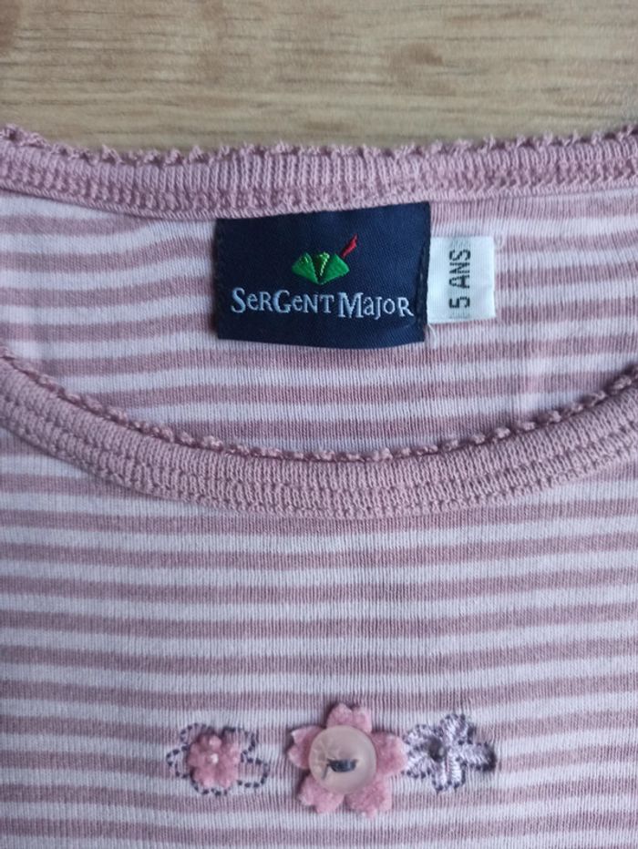 T-shirt marinière rose et blanc petits boutons sur l'épaule broderies sergent major 5 ans - photo numéro 2