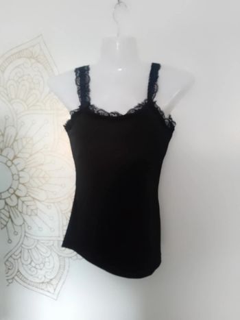 Joli top noir dentelle taille 34
