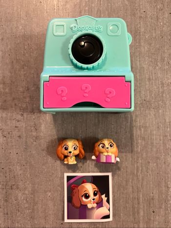 Lot 2 figurines Doorables lady avec appareil photo