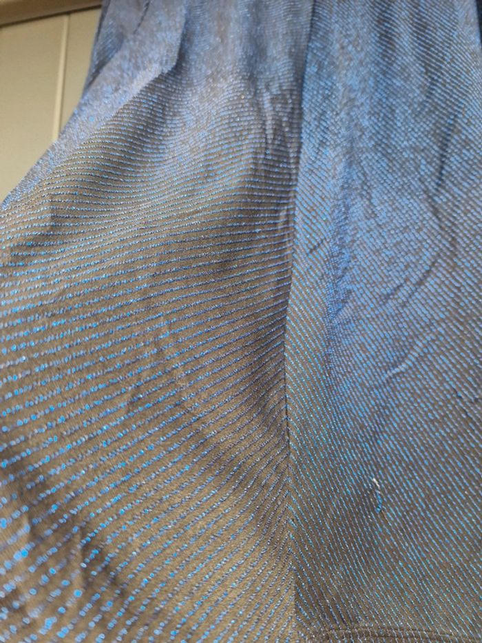 T-shirt noir col haut avec brillant bleu - photo numéro 5