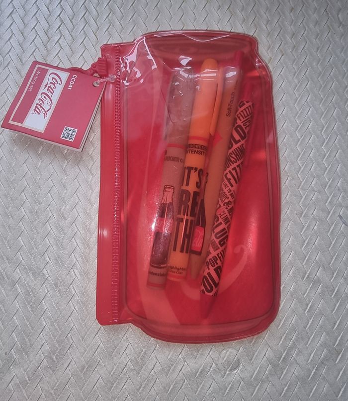 Trousse coca-cola avec 4 stylos - photo numéro 2