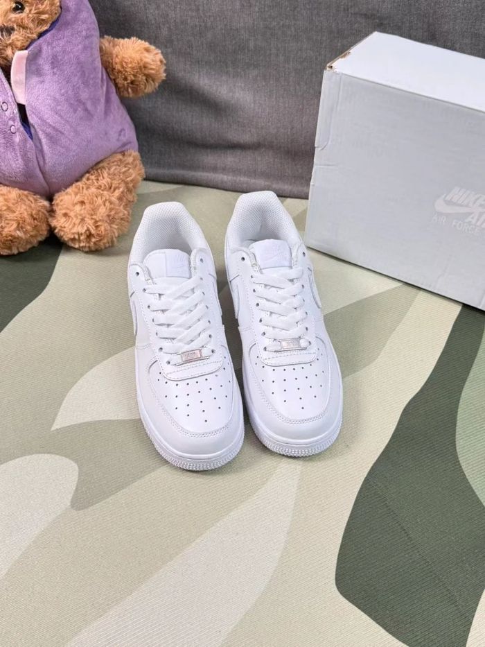 Nouveau Nike Air Force 1 Low Blanc Taille 44 - photo numéro 7