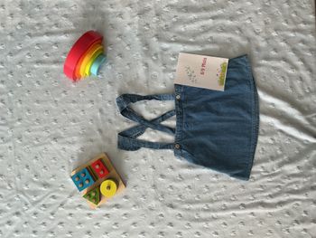 jupe en jean léger bleu à bretelles 6/9 mois primark