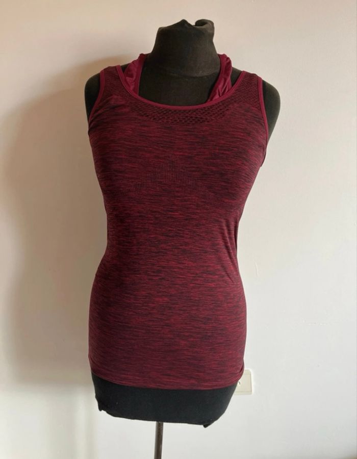 Haut de sport bordeaux et noir taille M de chez Tissaia en très bon état