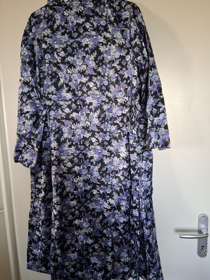 Peignoir imprimé floral noir et violet " t- 48" - photo numéro 2