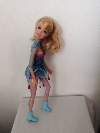 poupée barbie patineuse