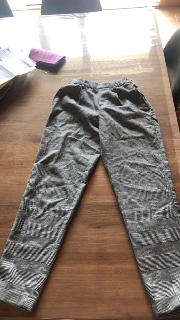 Pantalon gris à carreaux