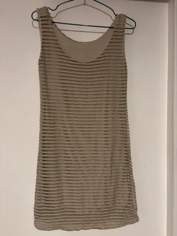 Jolie robe beige, doublé taille 36 - S en très bon état