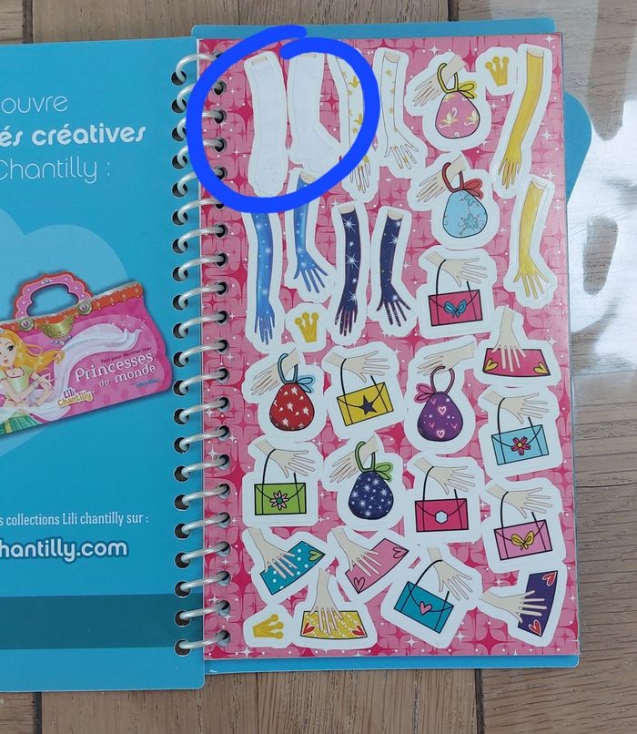 Lot de 2 cahiers d'activités Princesse Lot de 2 cahiers d'activités Princesse. 
Le 1er comporte des stickers à coller.
J'ai entouré sur les photos les stickers manquants et il manque 2 croquis.
Les autres n'ont pas été réalisés. 
Le 2è - photo numéro 3