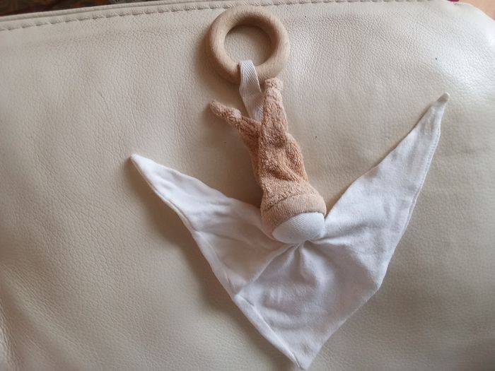 Doudou keptin-jr  poupée lutin pantin  beige blanc crème marron clair sans  visage d'occasion noeuds extrémités défaits  anneau en bois  grelot hochet fonctionne  dans sa tête tissu triangle  bonnet  avec  2 noeuds - photo numéro 4