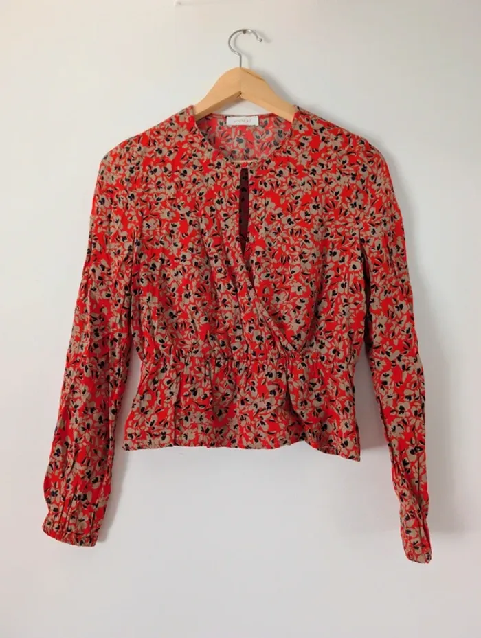 Blouse manches longues péplum rouge fleurie décolleté ajustable tendance et moderne Kookaï Taille 36 - photo numéro 6