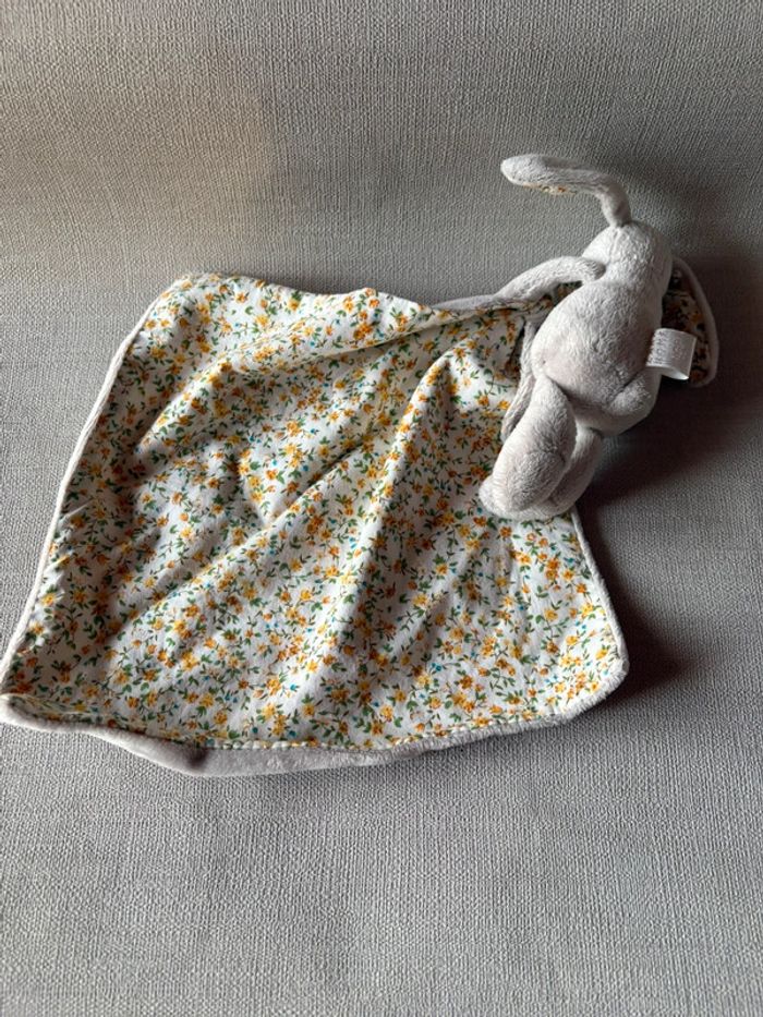 Doudou  Zara Home petit lapin 🐰 gris  oreilles florales avec mouchoir - photo numéro 2