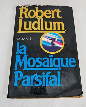 "La mosaïque Parsifal", de Robert Ludlum. 
590 pages.
ISBN : 2.221.0901.0