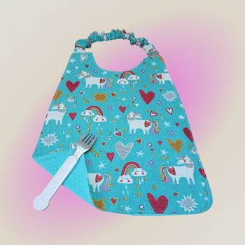 serviette de table enfant élastiquée modèle licorne et arc en ciel