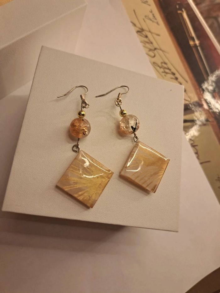 Boucles d'oreilles pendante en résine orange beige et doré - photo numéro 10