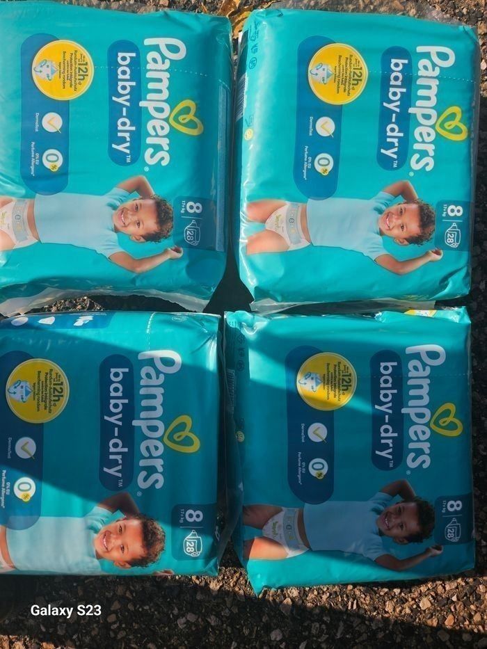 Lot couches Pampers taille 8