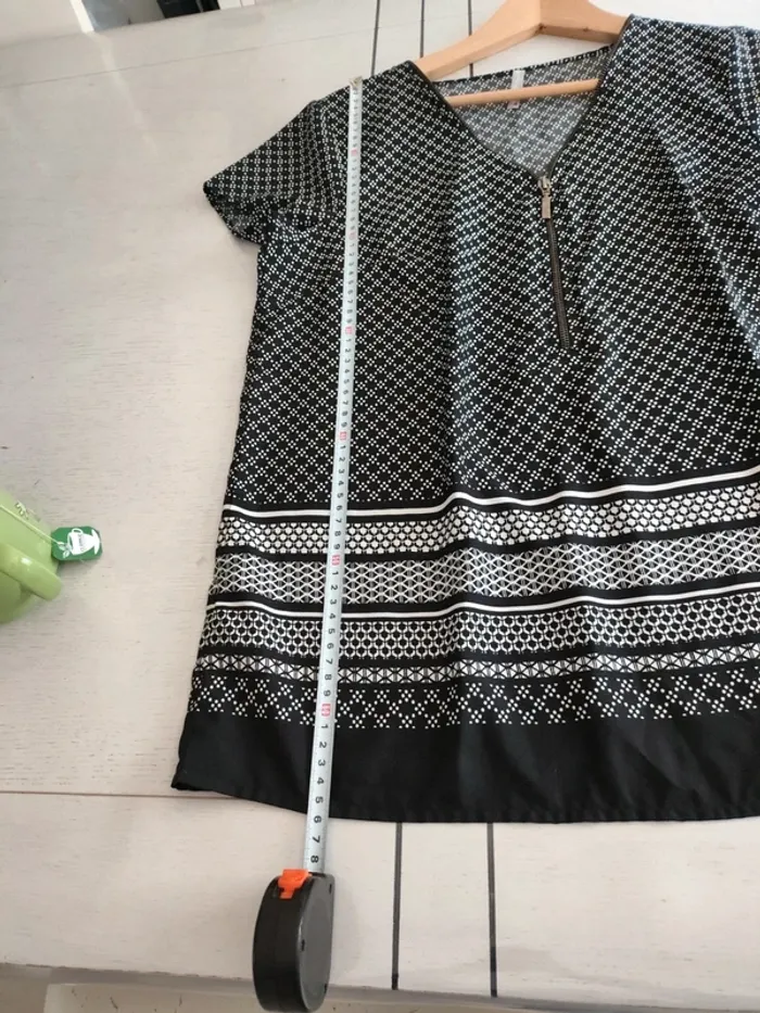 Blouse noire à motifs géométriques – Taille 40 – Très bon état - photo numéro 7
