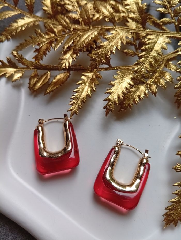 Boucles d'oreilles dorées en carré résine rouge - photo numéro 3