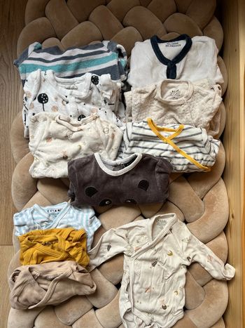 Lot bodies et pyjama 1 mois