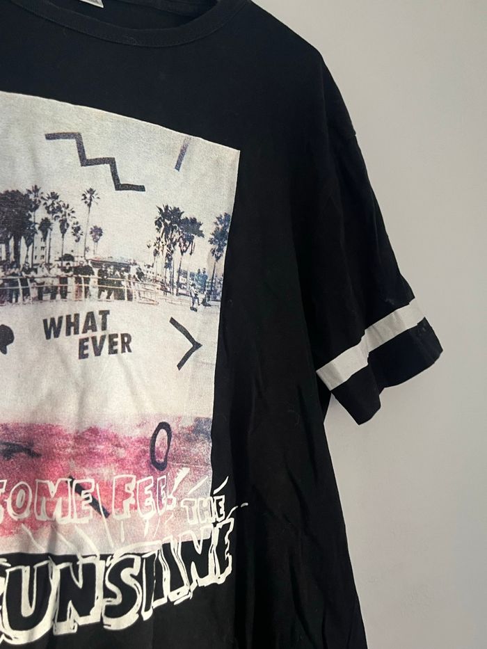 Teeshirt noir avec imprimé blanc gris et rose - photo numéro 2