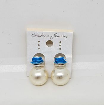 Paire de boucles d'oreilles.
Neuve.
