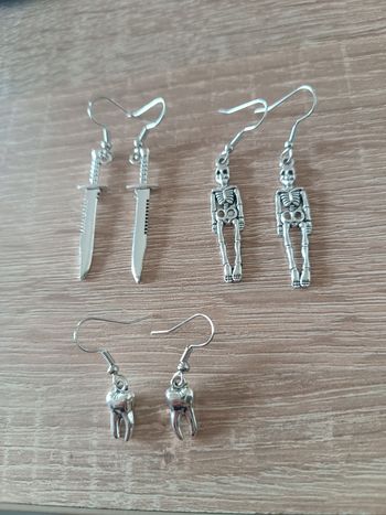 Boucles d'oreilles mixte squelette gothique dent poignard originale insolite