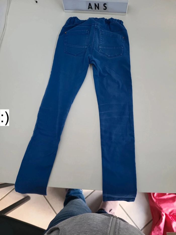 Pantalon bleu réparé au genou 10 ans - photo numéro 4